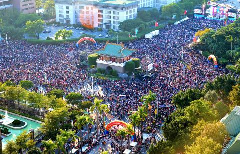 People opposed to same-sex marriage gather on Ketagalan Boulevard in Taipei yesterday.Dec 01, 2013 FULL STORY Photo: Chien Jung-fong, Taipei Times