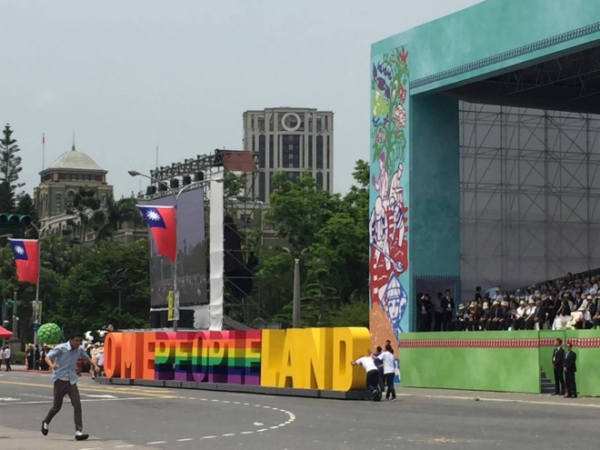 首次總統就職典禮出現彩虹人民的標誌